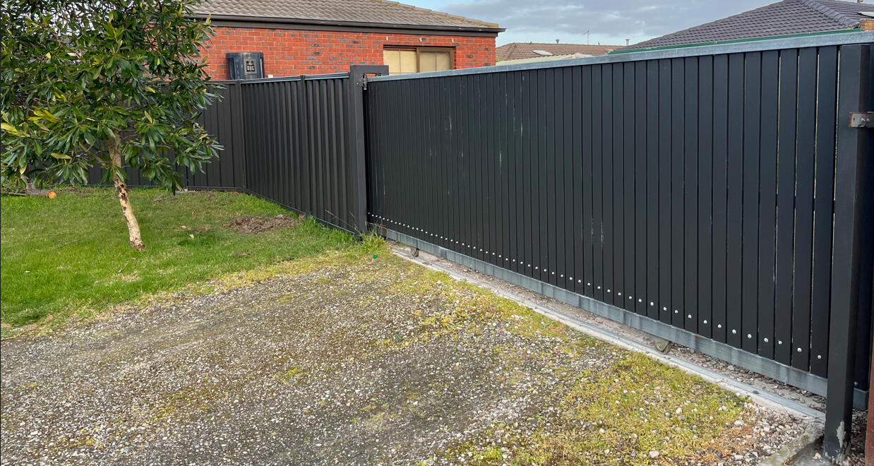 6m aluminium sliding gate with vertical slats, 10mm spacing and automatic motor system. Custom 6m aluminium slat sliding gate completed in Cranbourne North featuring vertical slats, 10mm gaps and a remote-controlled automatic motor system for secure modern driveway access.