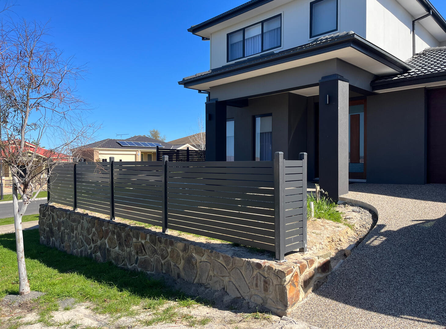 Modern aluminium slat front fence with 10mm spacing completed for a new home in Pakenham. 1.2m high aluminium slat front fence completed in Pakenham featuring 10mm slat spacing for a modern low-maintenance architectural finish.