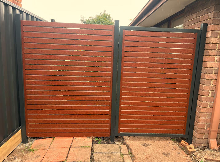 Aluminium slat gate installed in Monument and wood colours, installed in 1 day.